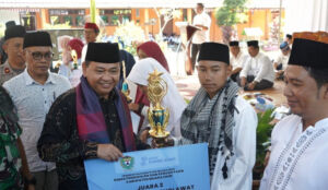 PJ Bupati Kurniawan, A.P, M.Si. Menyerahkan Piagam Penghargaan Kepada Juara Muara Enim Bersholawat